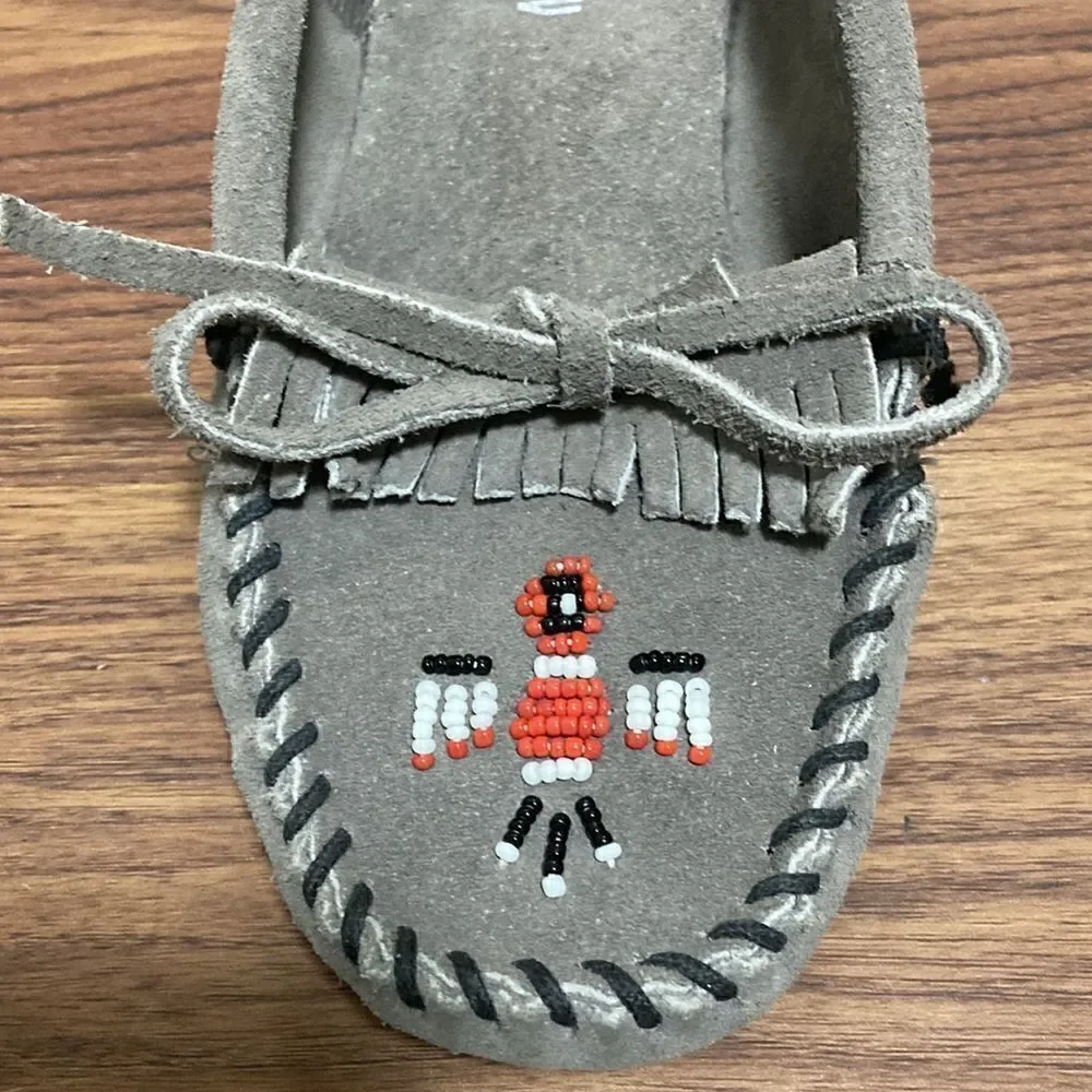 Minnetonka NWOT Children’s Thunderbird II Kilty Moccasin in Grey Suede. Size 5.